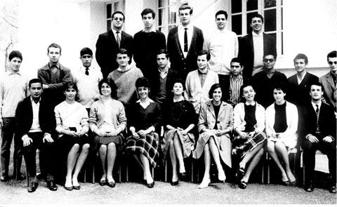 r_1963-1964_term se.jpg - Lycée Regnault - TANGER / MAROC - Année scolaire: 1963-1964. Sciences Experimentales Photo communiquée par DANIELLE BURGALASSILes noms :En Haut : N.Benyahia, x, D.Roux, A.Benzaquen, F.Temsamani Au milieu:M.Barchechat, De Poortère, M.Akalay, J.C.Balcet, M.Agoumi, A.Sakout, x, x, A.Agoumi, G.SolbèsEn bas: x, F.Gérardin, E.Abecassis, D.Burgalassi, Melle Combes (prof de philo), N.Bentria, C.papillon-Bonnot, M.Forton, J.Cohen. 